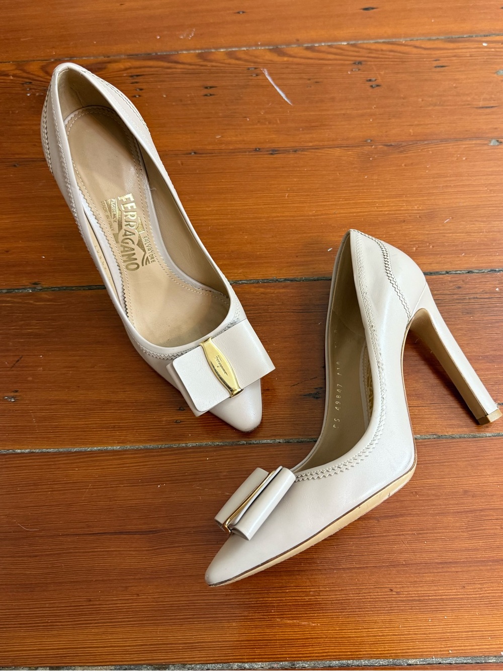 Salvatore Ferragamo Cream Bow Designer Pumps Sz 7.5 💛🍄